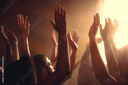mãos erguidas em oração 
