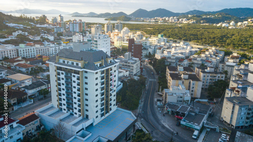 Paisagem Urbana Cidade Florianopolis Centro Trindade Itacorubi Beira Ilha Mar Baía Norte Morro da Cruz Prédios Arquitetura Engenharia Urbanismo Santa Catarina Por do Sol Drone Aérea photo