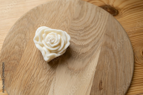 Candle with white wax in the form of a flower