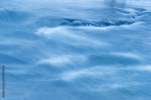 Fototapeta Naklejka Na Ścianę i Meble -  tło z niebieskiej płynącej wody na rzece