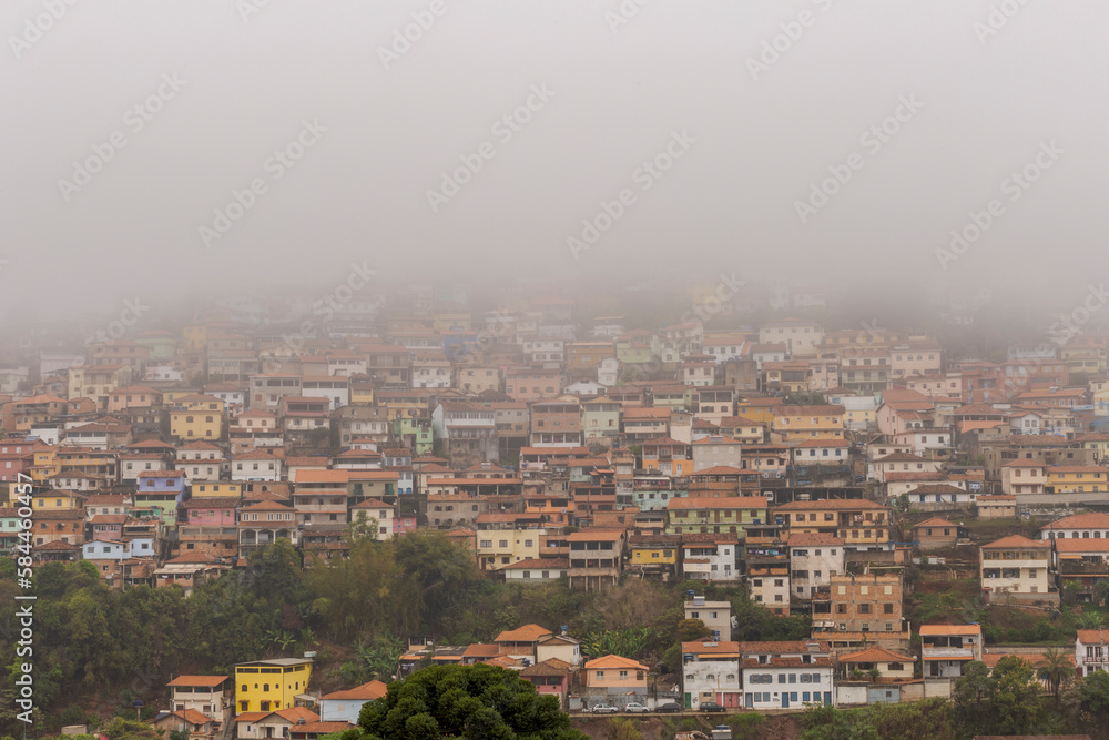 Vista do bairro Vila Aparecida, próximo à área central de Ouro Preto numa manhã de inverno