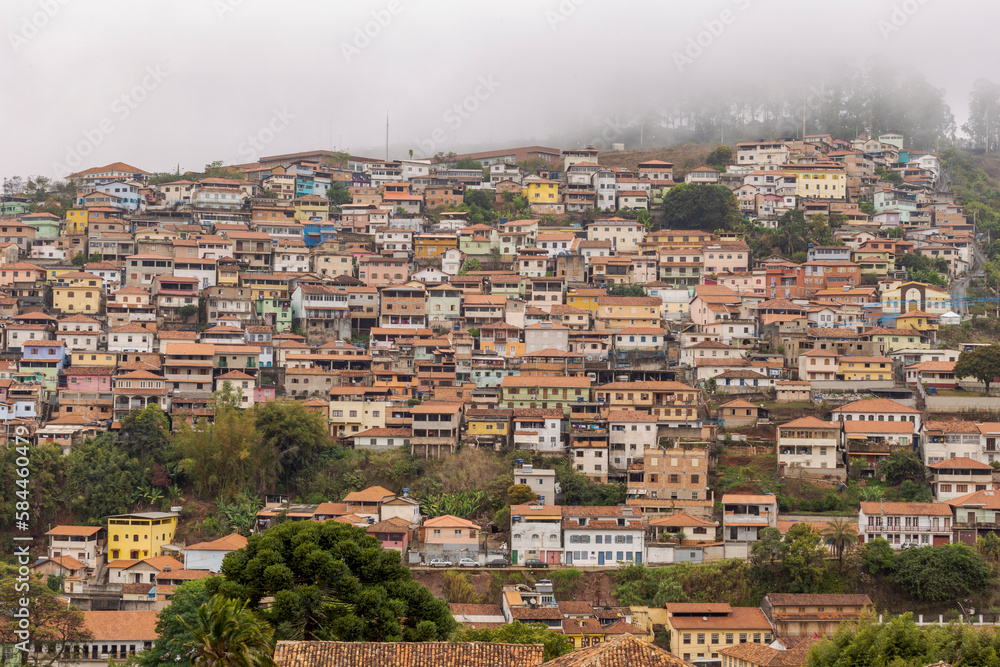 Vista do bairro Vila Aparecida, próximo à área central de Ouro Preto numa manhã de inverno