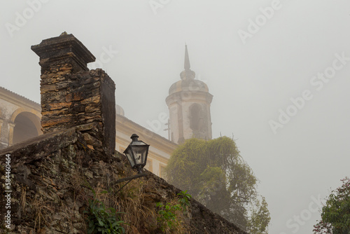 Vista lateral da Igreja de São Francisco de Assis centri de Ouro Preto, numa manhã com serração de inverno photo