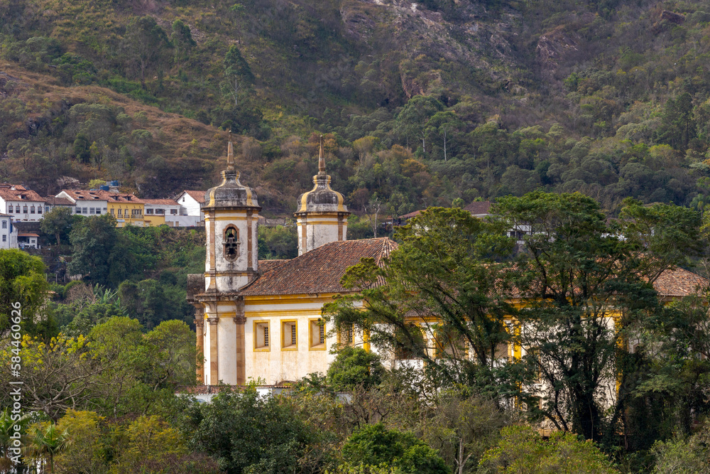 Vista lateral da Igreja São Francisco de Paula, em  Ouro Preto, Minas Gerais 