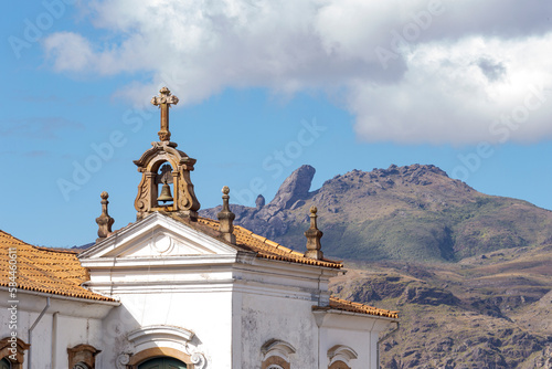 Vista de campanário externo do prédio da antiga Escola de Minas, e Pico do Itacolomi aos fundos, em Ouro Preto, Minas Gerais.