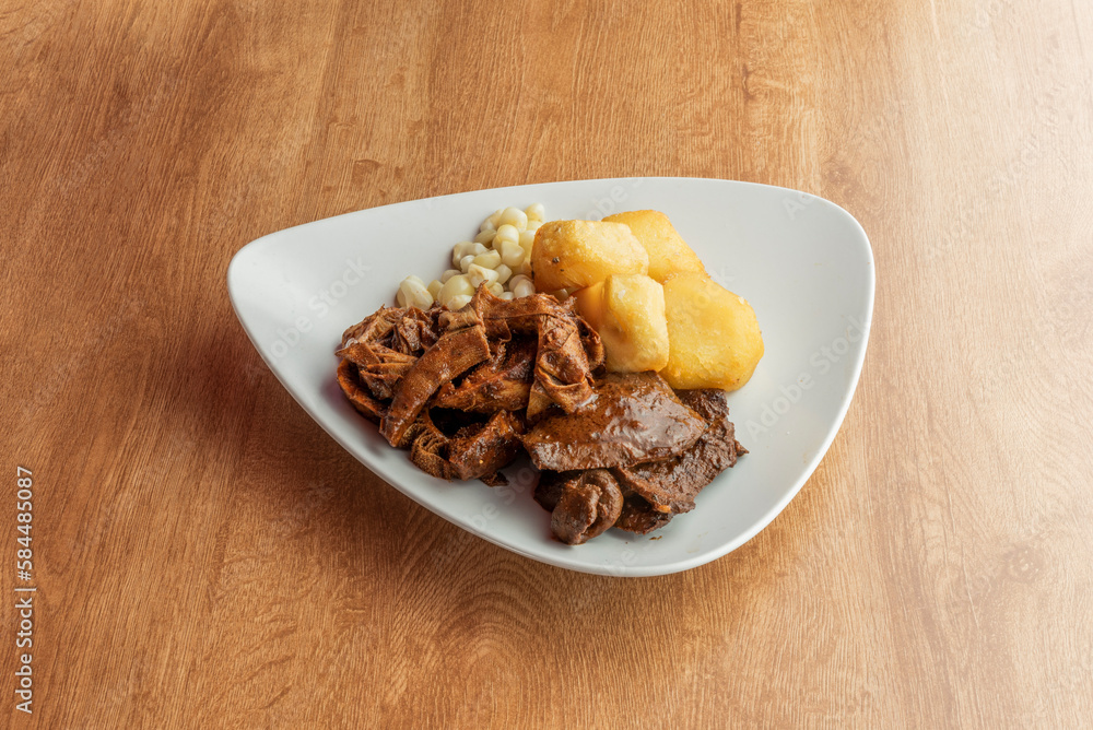 In Peru, the anticucho is characterized by the use of beef heart and its consumption is accentuated during the month of October as part of the gastronomic traditions of the festivities