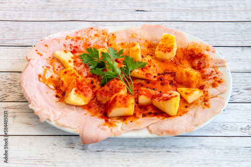 Once at the point of salt, the Galician ham is cooked and, once cold, cut into slices and seasoned with oil and paprika and served with cachelos photo