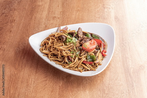 Peruvian salted noodles, in which food is fried over high heat and in small pieces. To prepare the dish, a portion of cooked noodles, vegetables and portions of meat are sautéed to taste