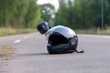Motorradhelm liegt auf einer Straße nach einem Unfall - Generative AI