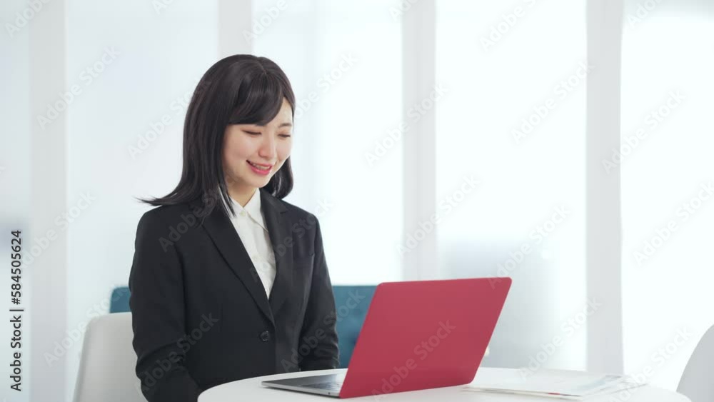 オフィスでビデオ会議に参加する若い女性　オンライン面接