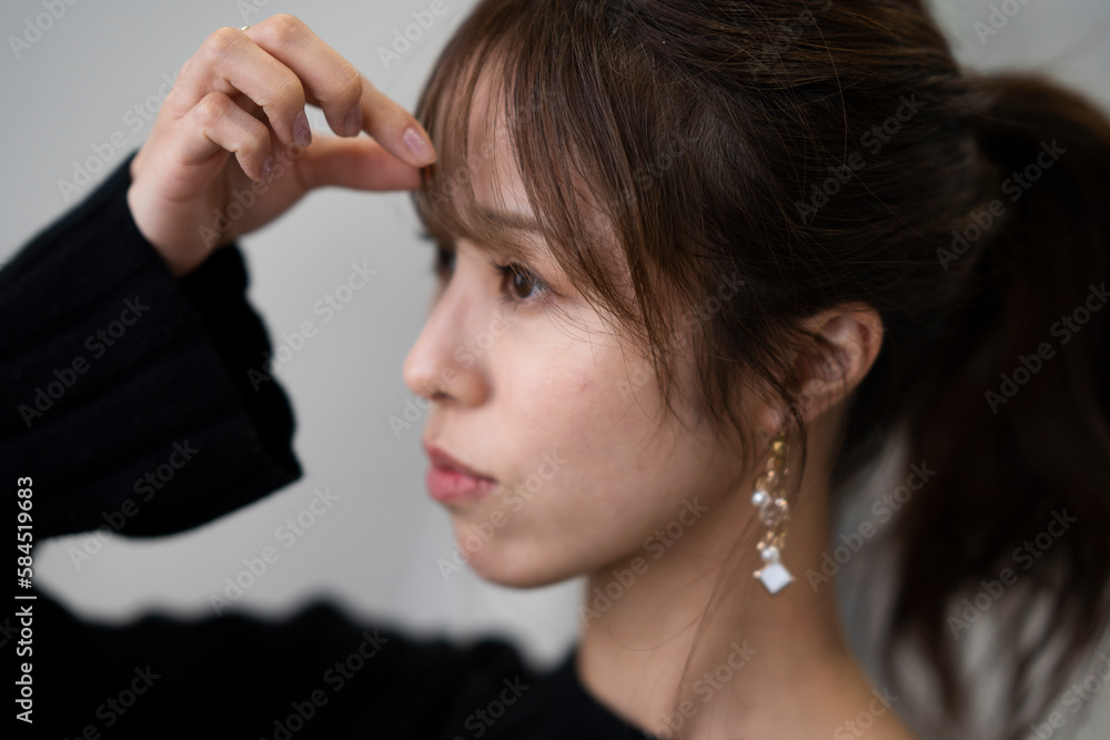 custom made wallpaper toronto digitalヘアメイクをする女性