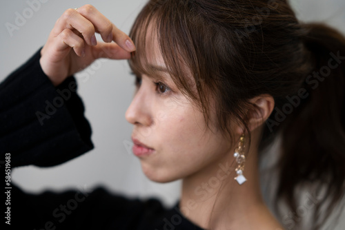 Wallpaper Mural ヘアメイクをする女性 Torontodigital.ca