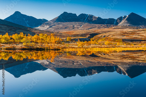 Breathtaking Autumn Reflections in Norways Rondane Nationalpark © Mikael