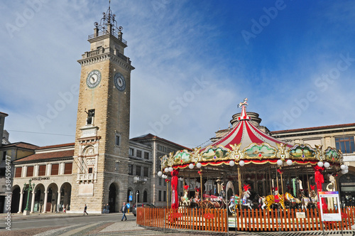 Bergamo la giostra del Sentierone - Carosello e la torre dei caduti photo