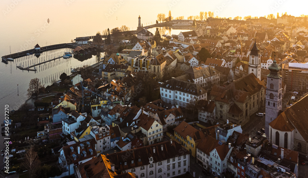 Luftaufnahme, blick auf lindauer Inselstadt mit St. Stephan, Münster, Hafenanlagen und See im Abendlicht