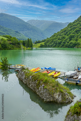 Base de loisirs sur les rives du lac du Turano 