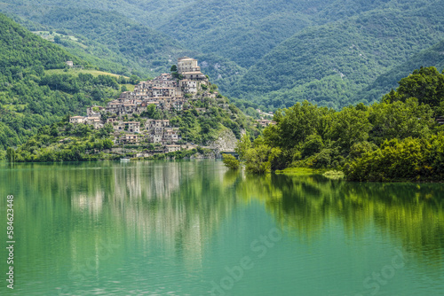 Le village de Castel di Tora sur les rives du lac du Turano photo