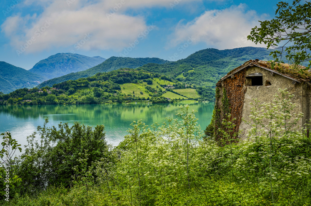 Le lac du Turano dans la région du Latium en Italie