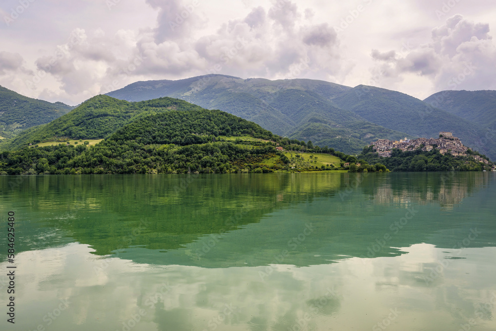 Le lac du Turano dans la région du Latium en Italie