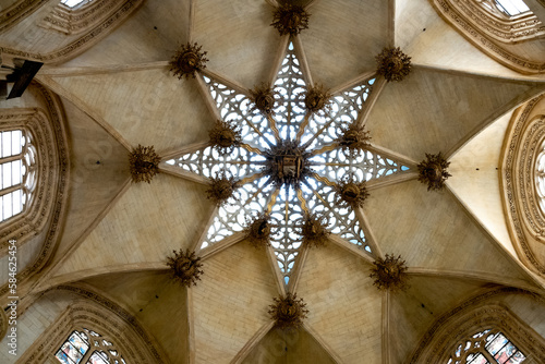 Bóveda de tipo estrellada con vidrieras en el centro con forma de estrella por donde entra la luz de exterior.