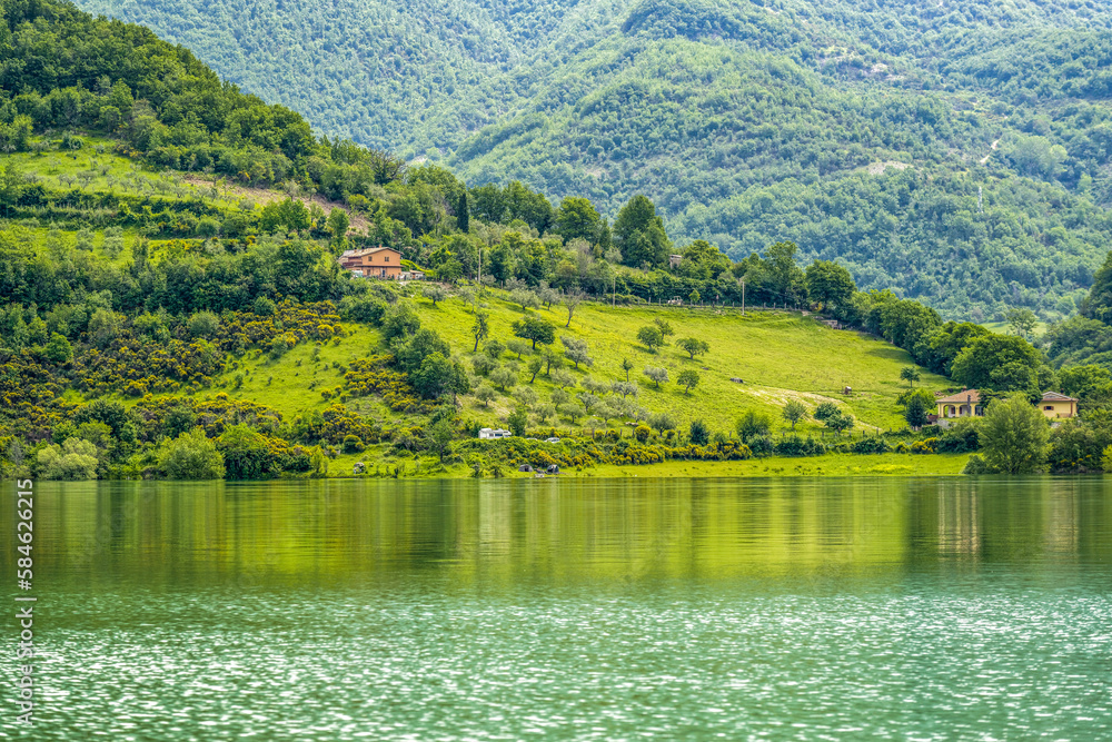 Le lac du Turano dans la région du Latium en Italie
