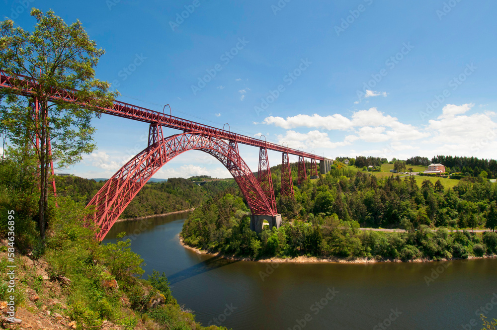  Viaduc de Garabit, entièrement métallique, ce pont ferroviaire réalisé par Gustave Eiffel est situé sur la rivière Truyere . Cantal departement. Auvergne Rhone Alpes. France