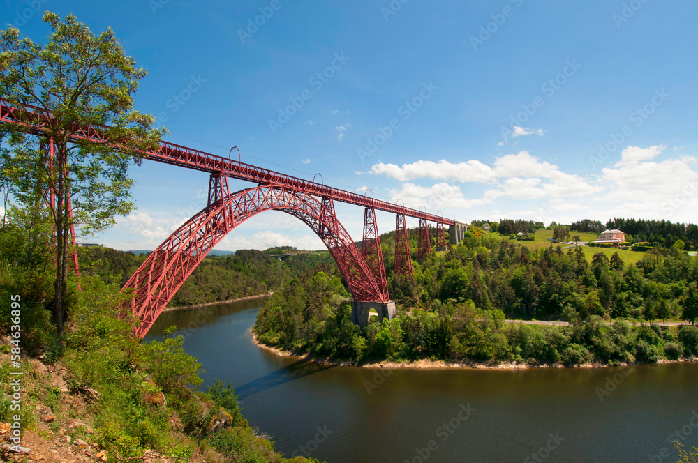 Viaduc de Garabit, entièrement métallique, ce pont ferroviaire réalisé par Gustave Eiffel est situé sur la rivière Truyere . Cantal departement. Auvergne Rhone Alpes. France Viaduc de Garabit, entièrement métallique, ce pont ferroviaire réalisé par Gustave Eiffel est situé sur la rivière Truyere . Cantal departement. Auvergne Rhone Alpes. France