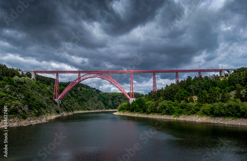 Bild auf Leinwand Viaduc de Garabit, entièrement métallique, ce pont ferroviaire réalisé par Gustave Eiffel est situé sur la rivière Truyere