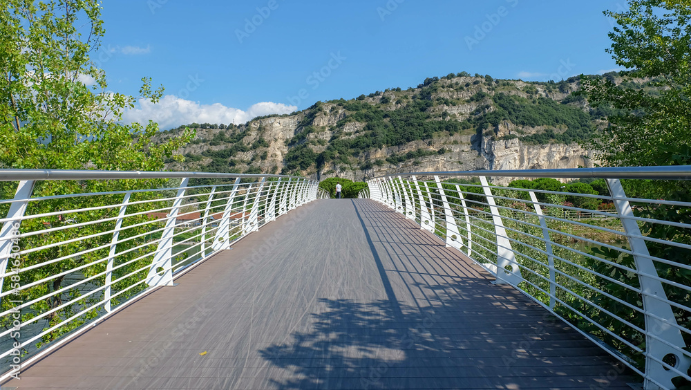 Gardasee in Italien auf Brücke über den Fluss Sarca bei Torbole