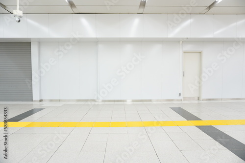 新宿駅内の白い通路の背景