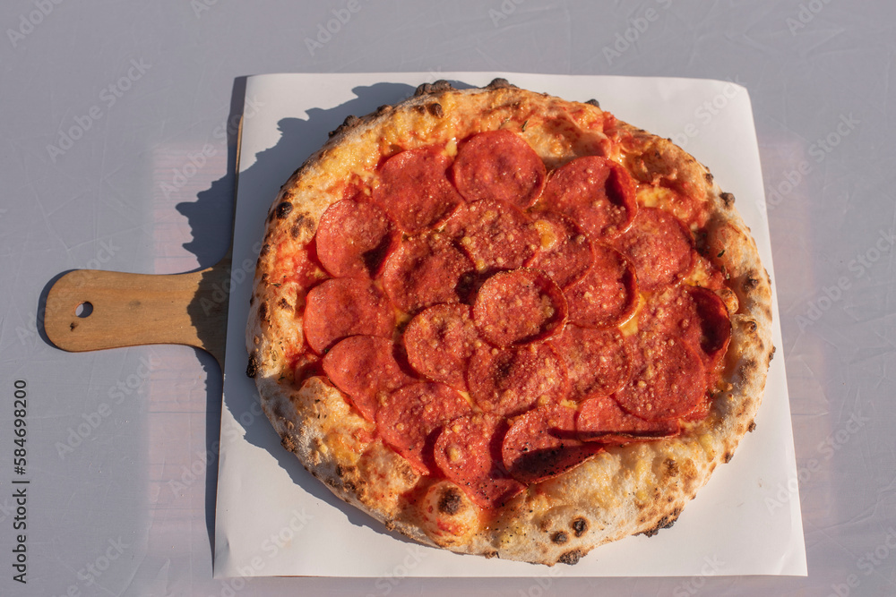 Pizza z pieca opalanego drewnem.