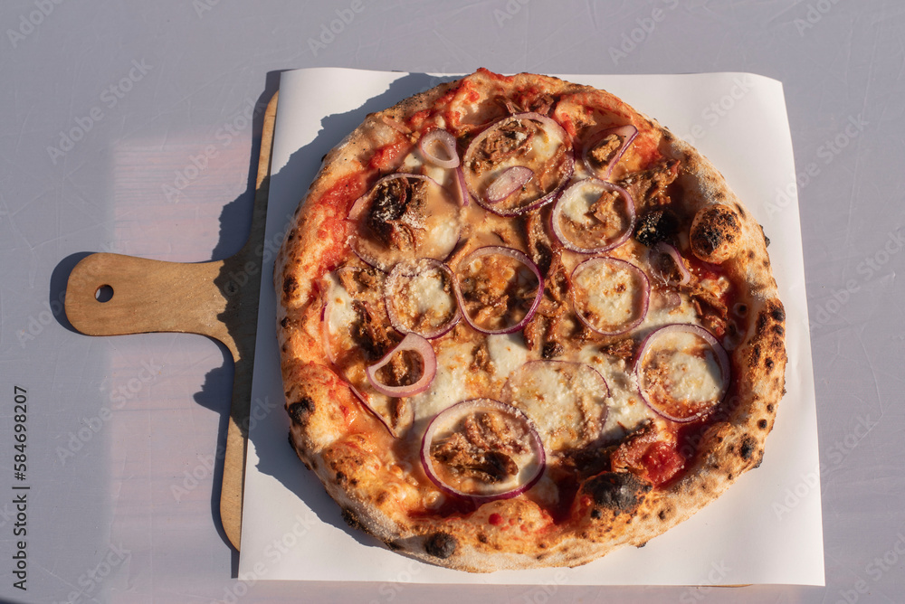 Pizza z pieca opalanego drewnem.