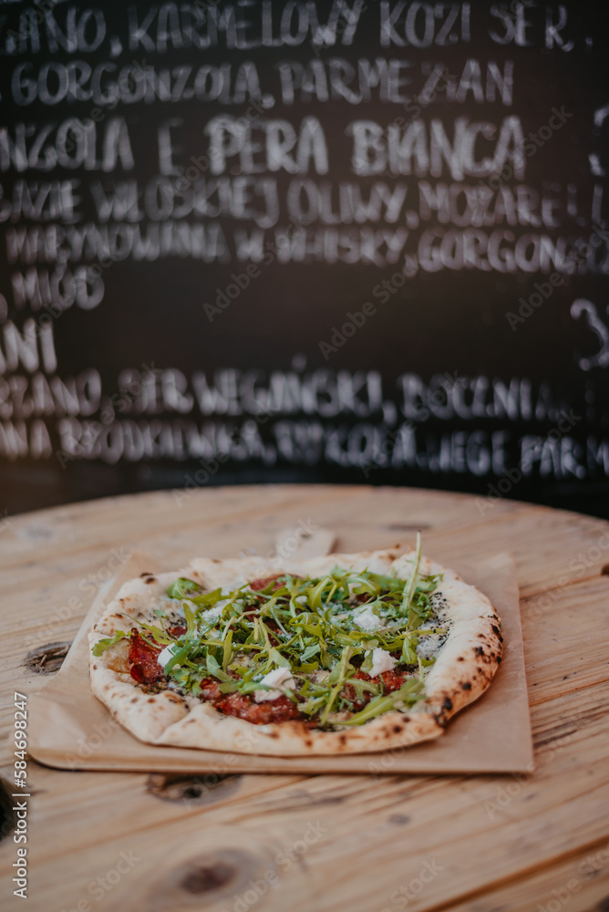 Pizza z pieca opalanego drewnem.