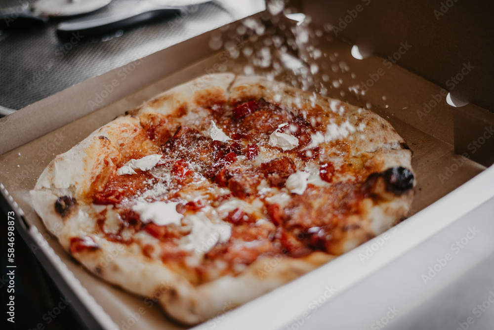 Pizza z pieca opalanego drewnem.