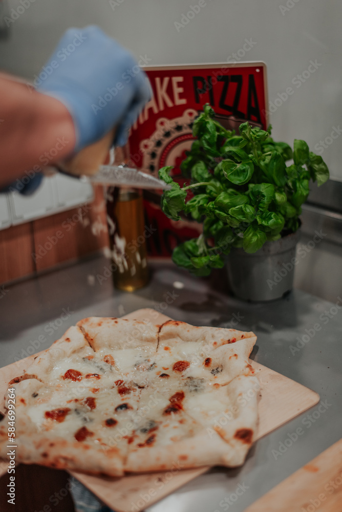 Pizza z pieca opalanego drewnem.