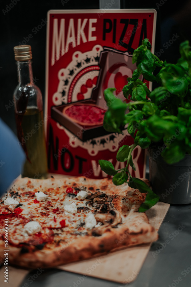 Pizza z pieca opalanego drewnem.