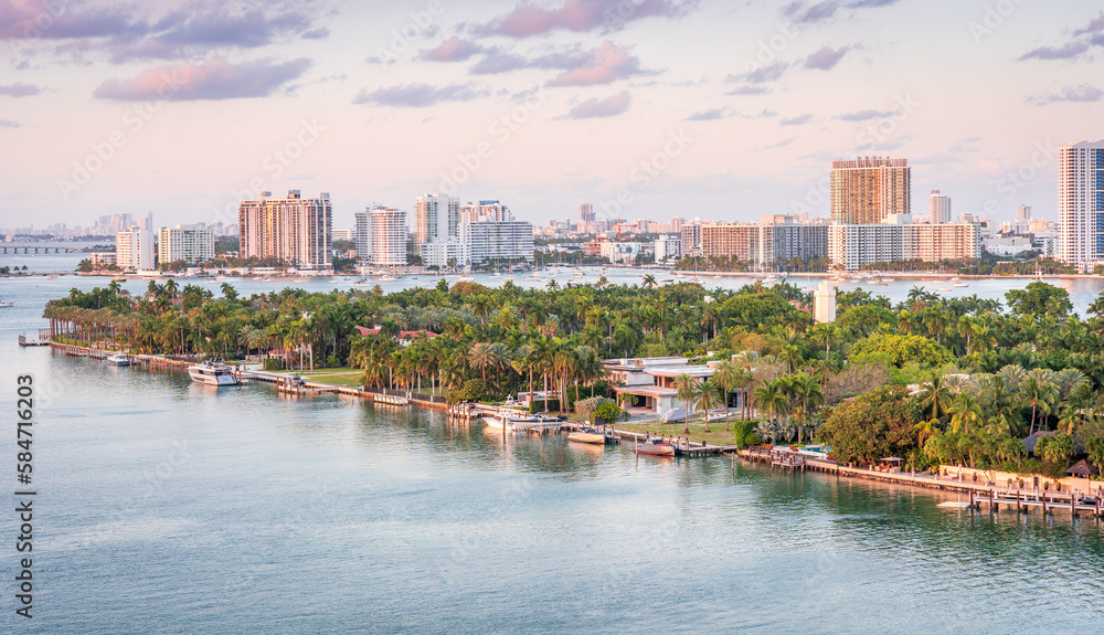 Obraz premium Island in Miami across from the Port of Miami with the Miami city skyline in the background