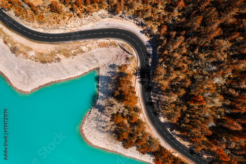 Vue aérienne du Lac de Castillon, sa route et sa forêt photo