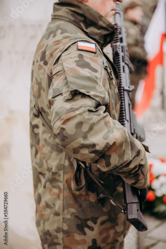 żołnierz stojący z bronią