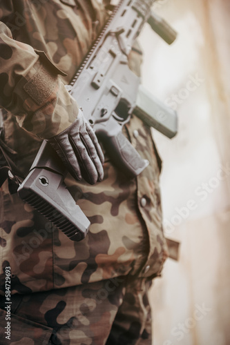 żołnierz stojący z bronią