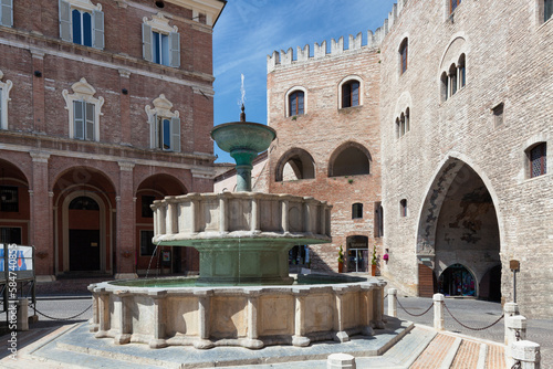 Fabriano, Ancona. Fontana Sturinalto in Piazza del comune contro il Palazzo del Podestà 