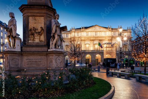 Milano. Piazza della Scala con Monumento a Leonardo Da Vinci al crepuscolo photo