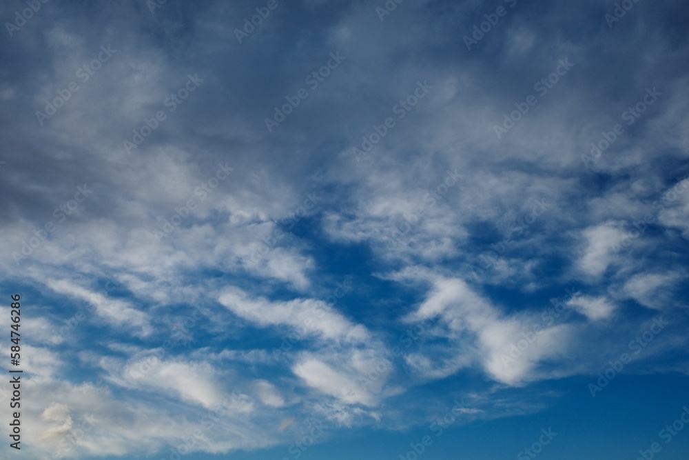 Blauer Himmel mit interessanten Wolken als Hintergrund
