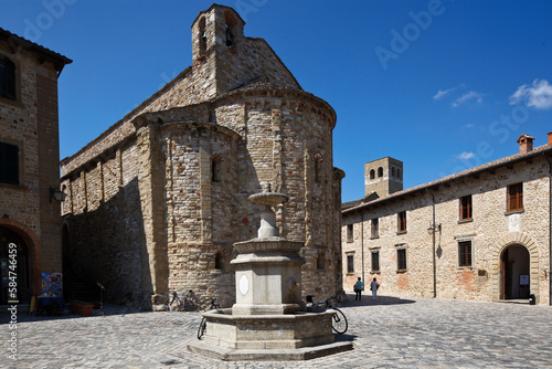 San Leo, Rimini. Piazza con fontana della Pieve di Santa Maria Assunta
 photo