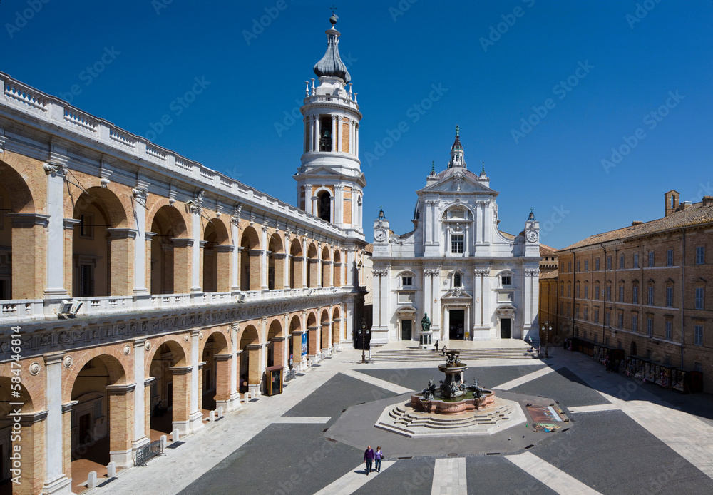 Loreto, Marche. Piazza della Madonna al Santuario con fontana maggiore.