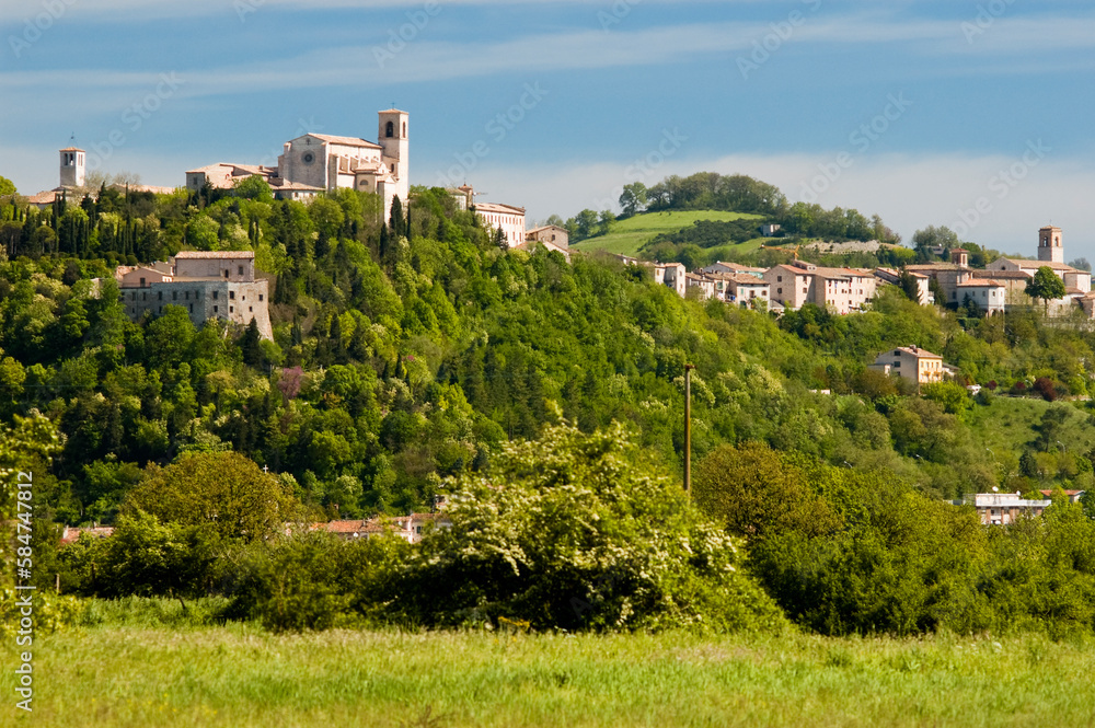 Sassoferrato, Ancona. Veduta del borgo in collina.