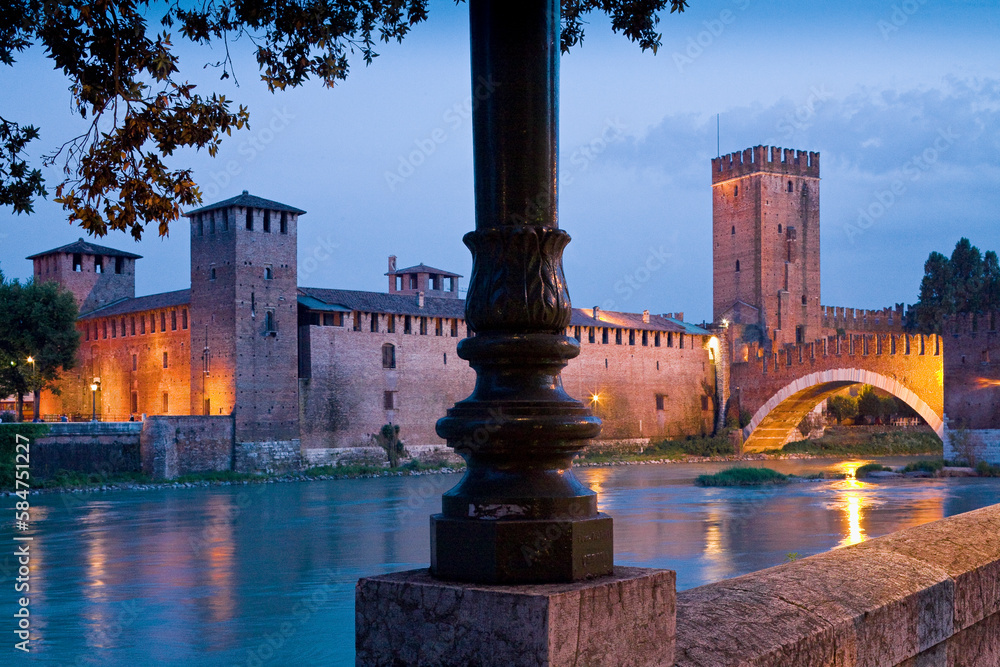 Foto de Verona. Ponte di Castelvecchio (Ponte Scaligero) con Torri del