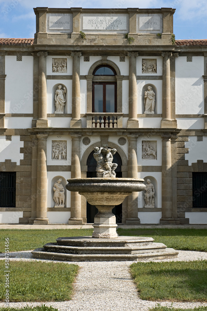 Monselice, Padova.Villa Duodo, fontana con facciata.
