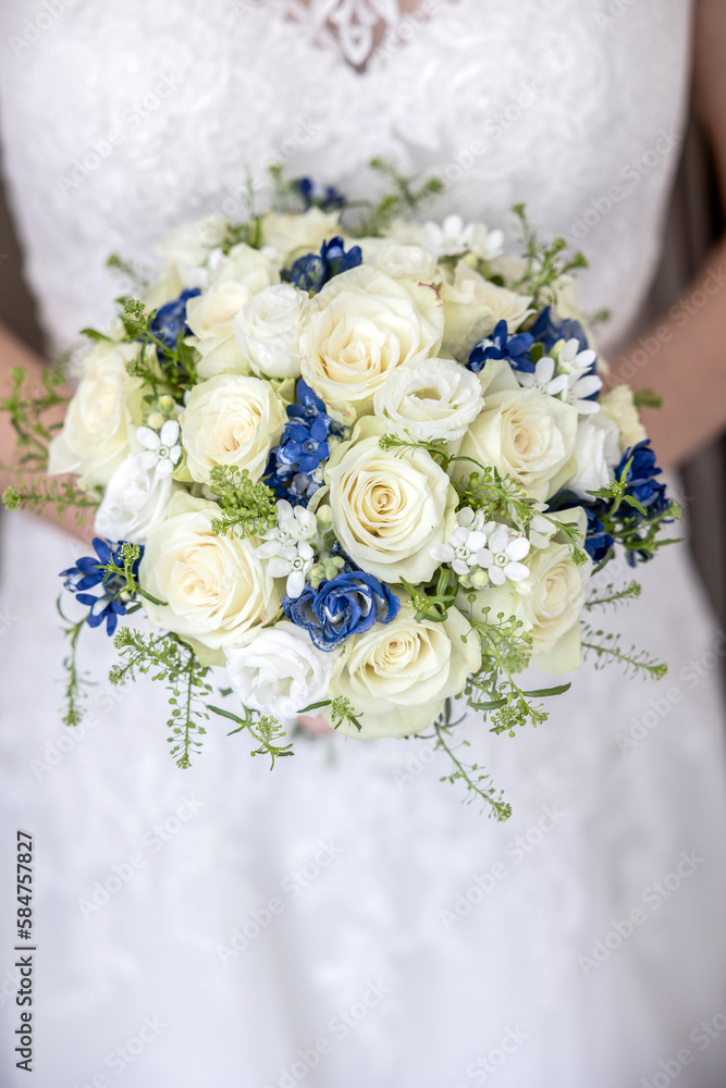 bellissimo bouquet di fiori tenuto in mano da una sposa bellissimo bouquet di fiori tenuto in mano da una sposa