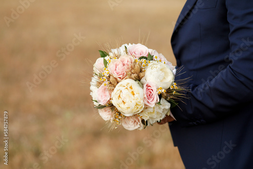 bellissimo bouquet bellissimo bouquet tenuto in mano da uno sposo  photo